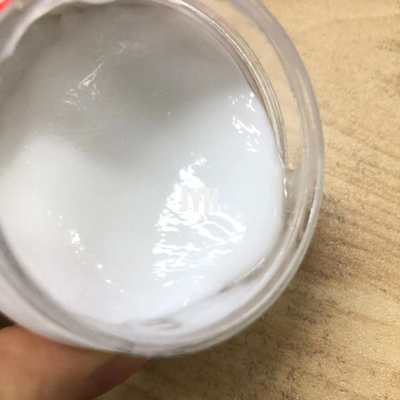 통통한 외피를 수화시키는 히알루론산과 유기적 보습제는 밝아지고, 다시 젊어집니다