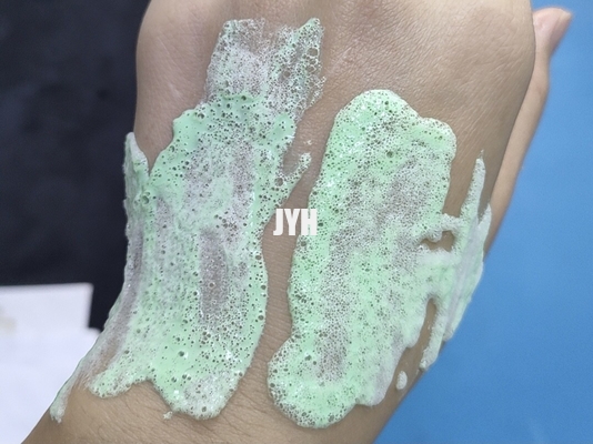 녹차 산소를 함유한 거품 얼굴 크레이 마스크는 염증 여드름 치료 스피룰리나 신체 관목숲을 감소시킵니다